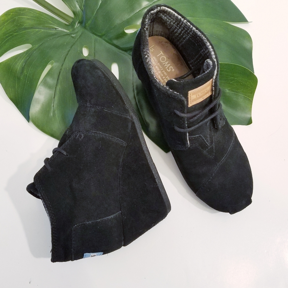 TOMS Black Suede Wedge Lace Up Ankle Booties Size 6